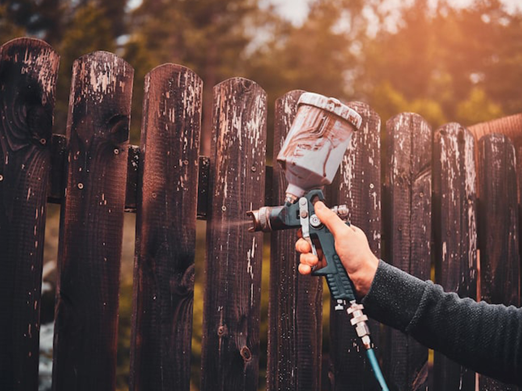 Cost to Hire Someone to Paint a Fence