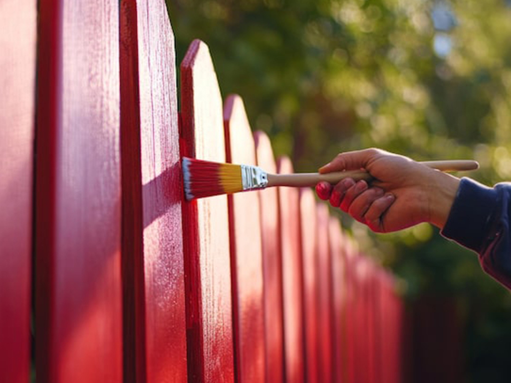 Cost to Hire Someone to Paint a Fence