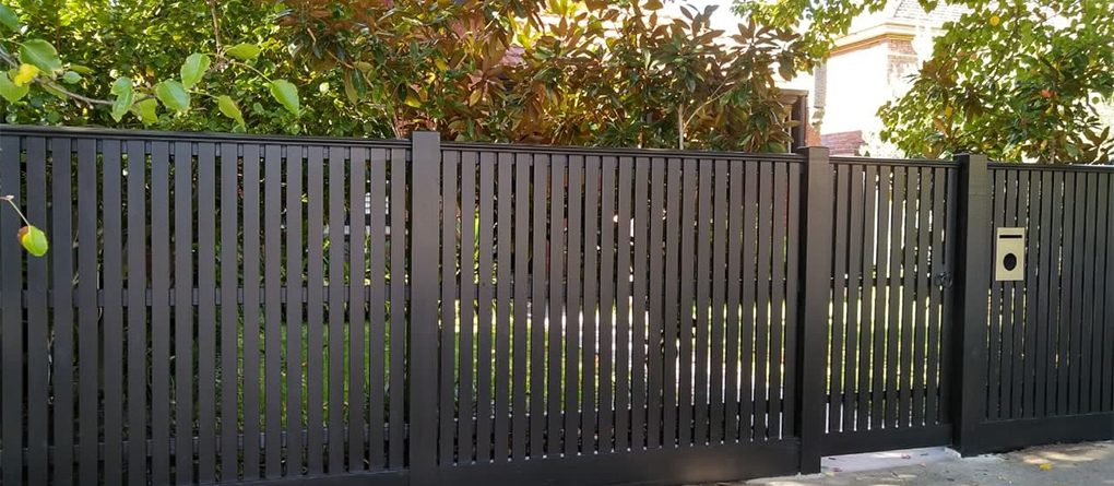 Cost to Hire Someone to Paint a Fence