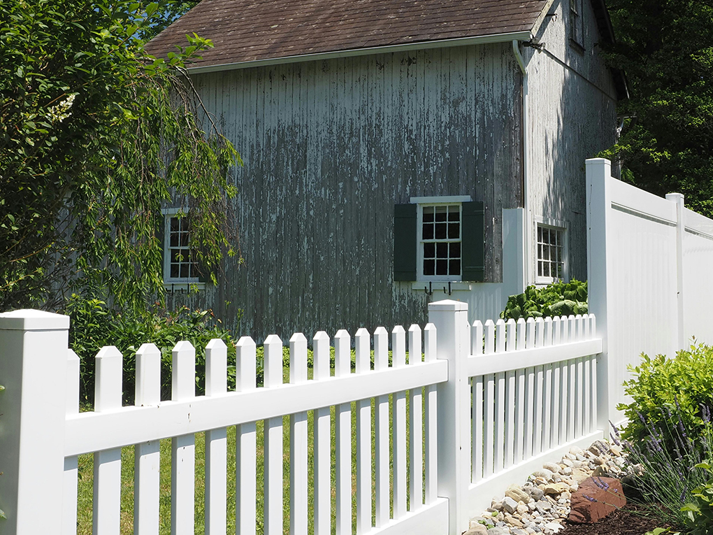 How many coats of paint does a fence need