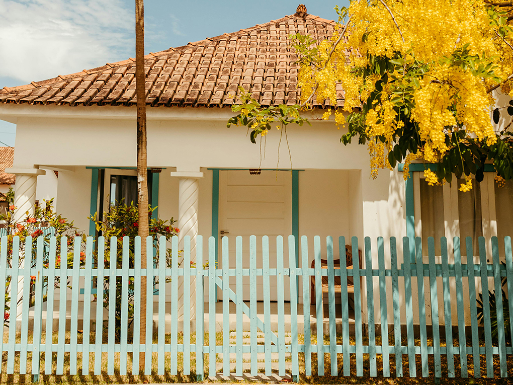 How many coats of paint does a fence need