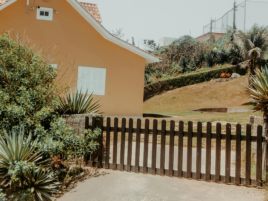 How many coats of paint does a fence need