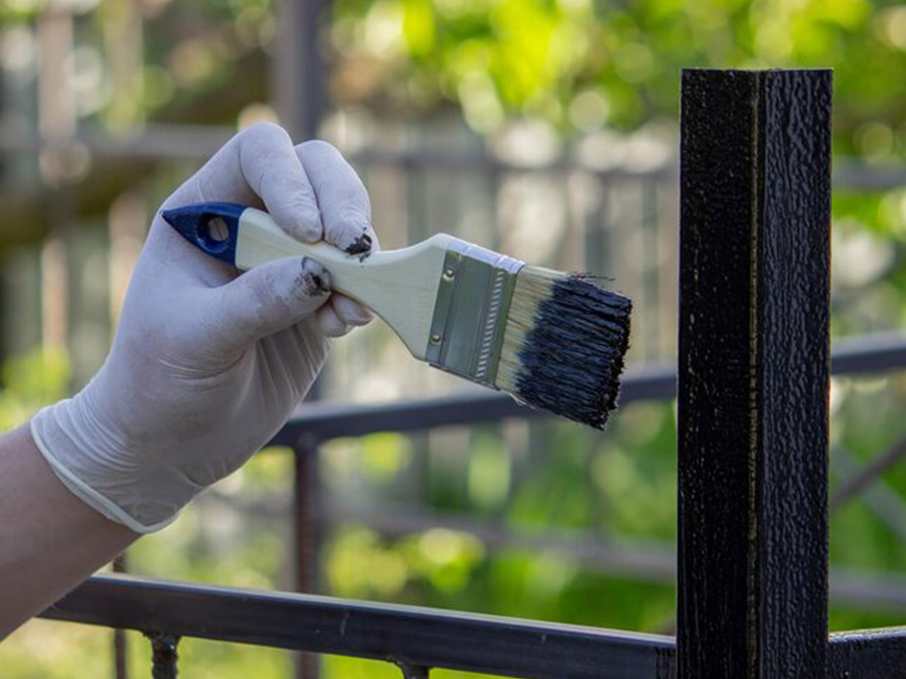 How much does it cost to paint a fence