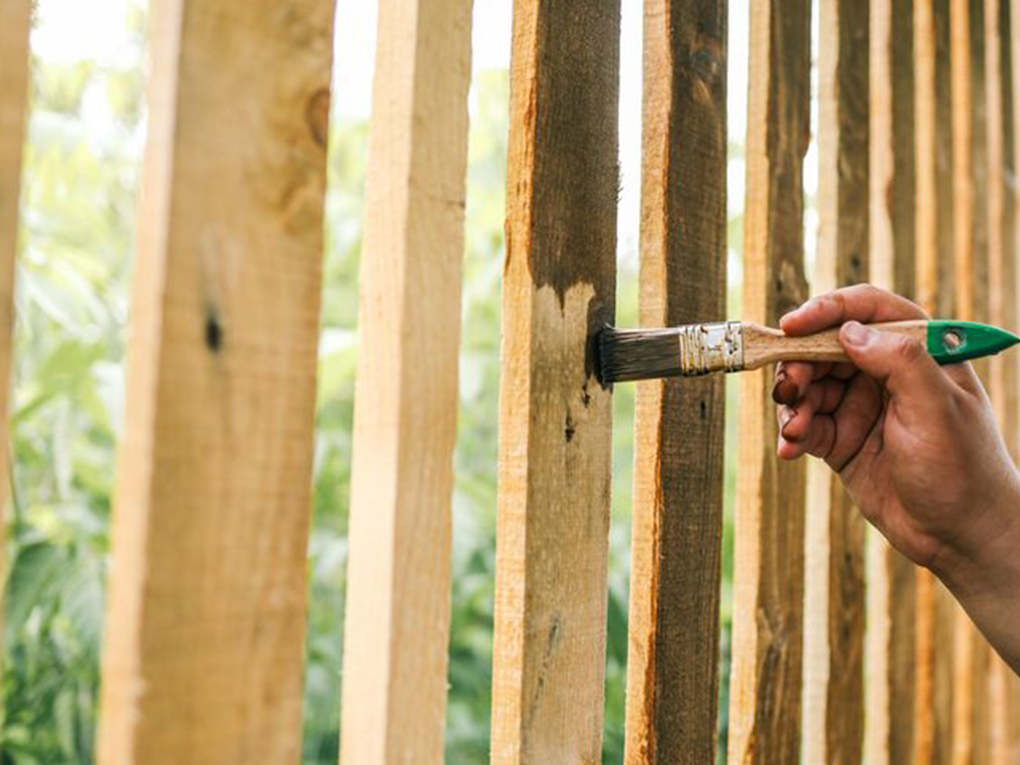 How much does it cost to paint a fence