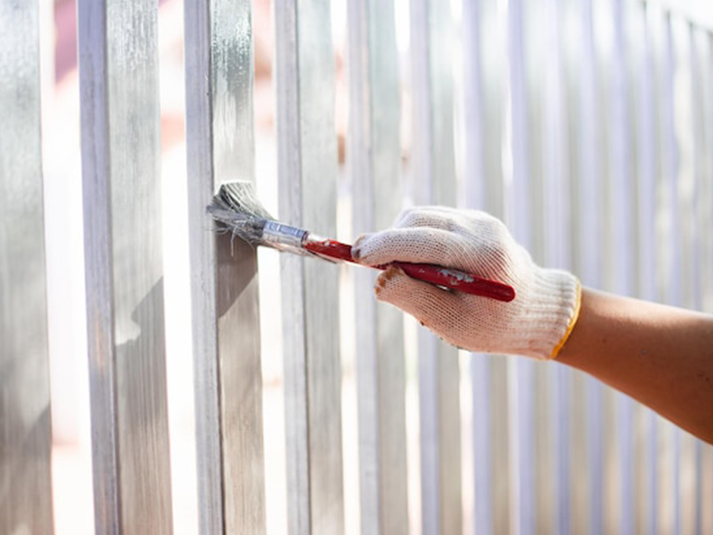 How to paint a fence step by step