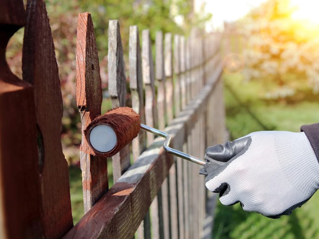How to paint a fence step by step