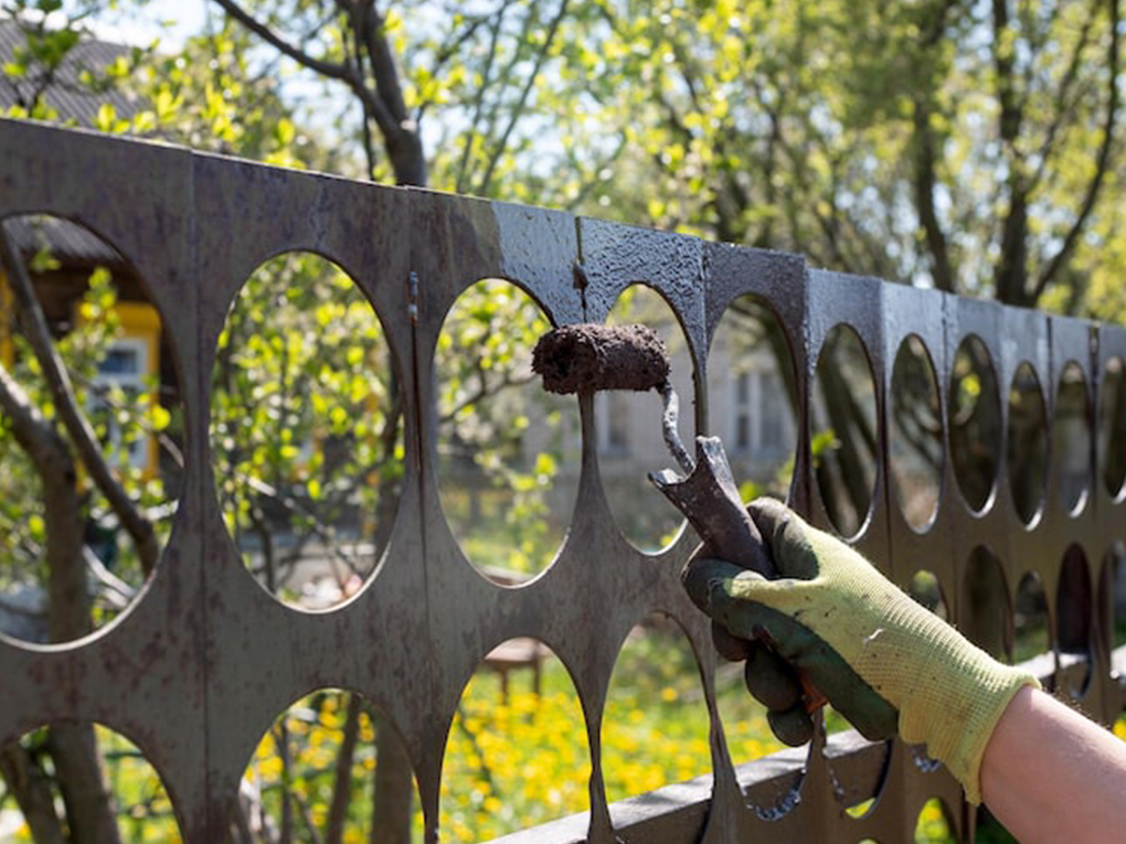 How to paint a fence with a roller