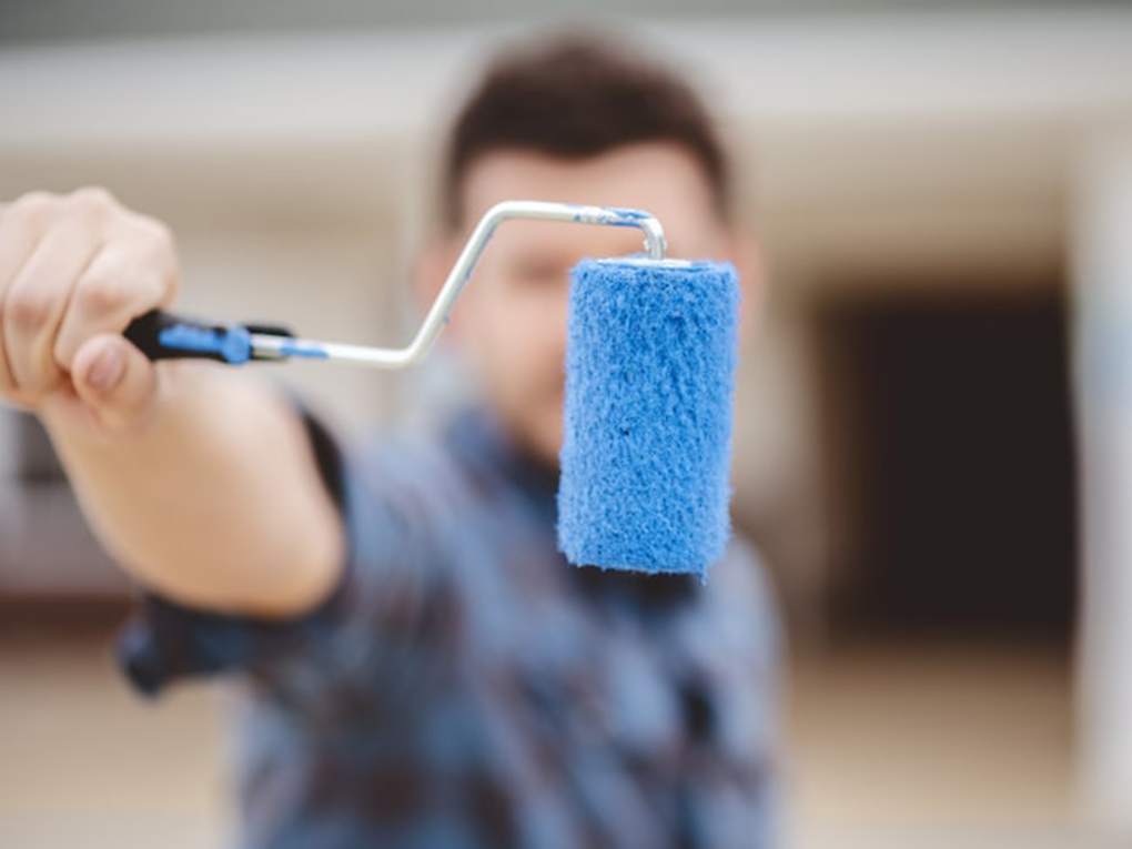 How to paint a fence with a roller