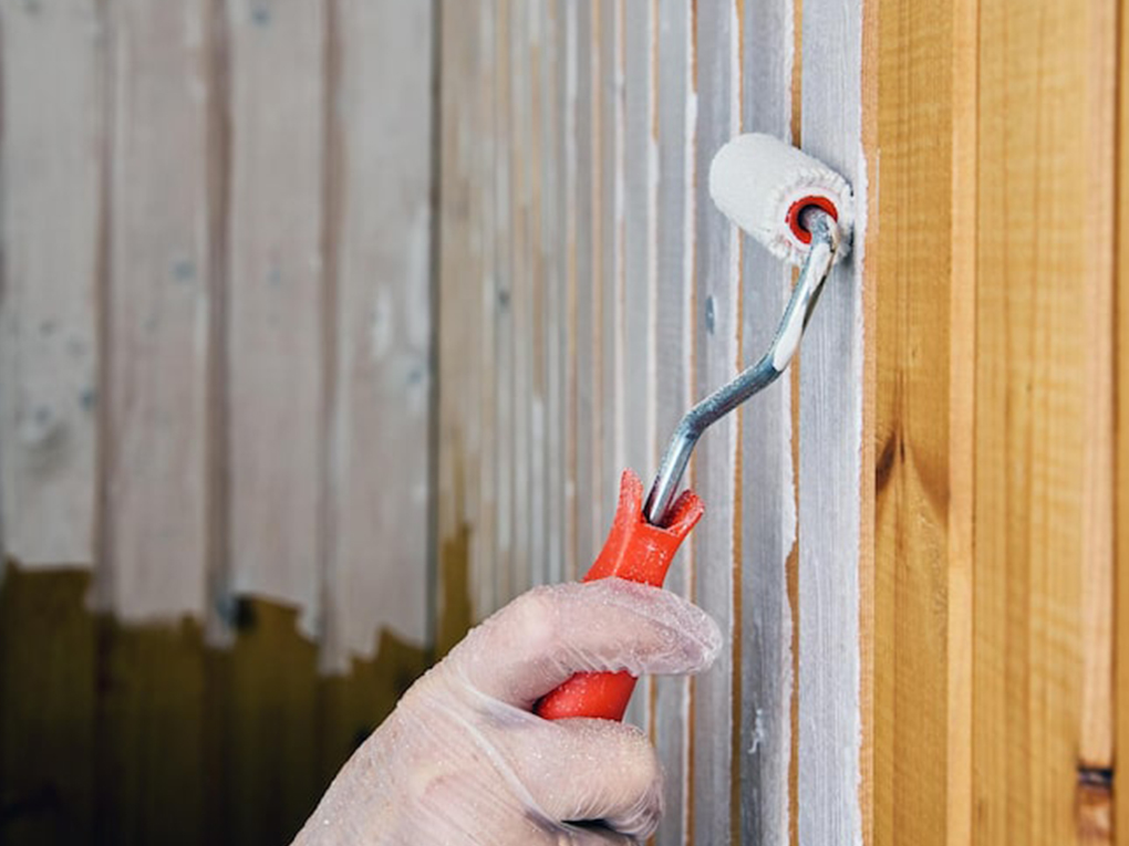 How to paint a fence with a roller