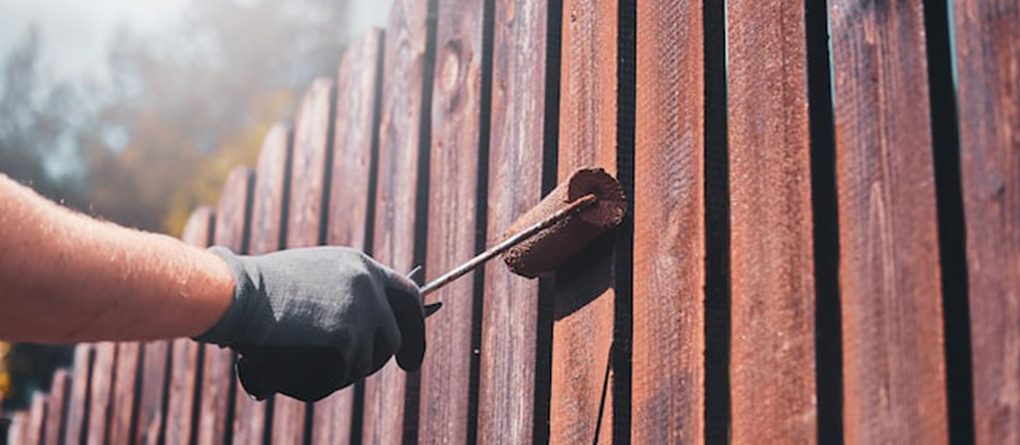 How to paint a fence with a roller