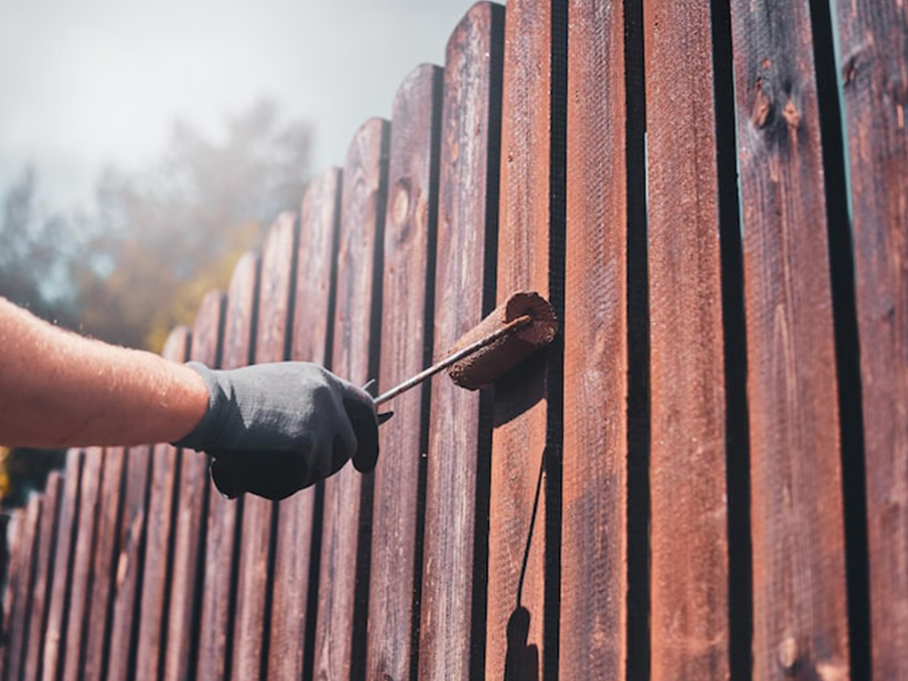 How to paint a fence with a roller