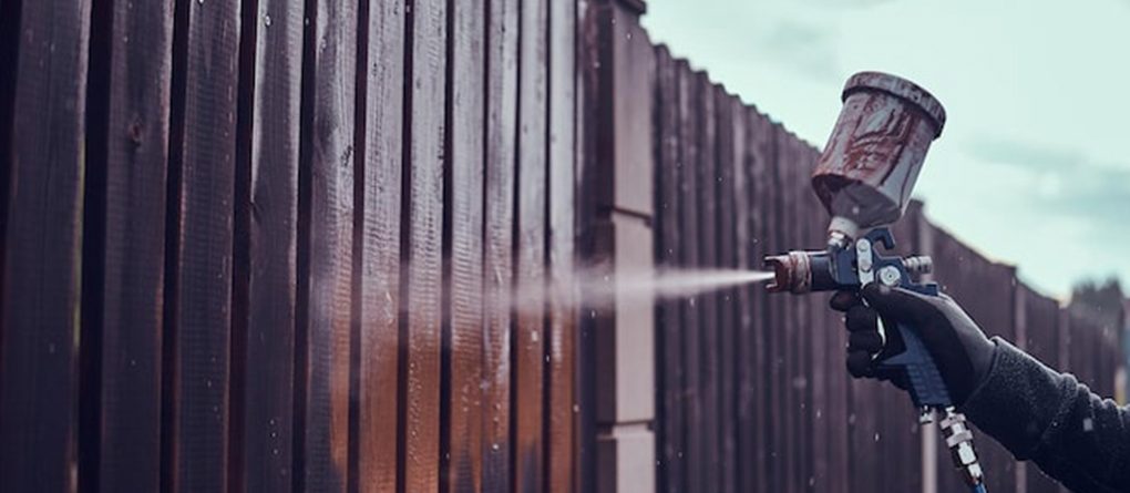 How to paint a fence with a sprayer