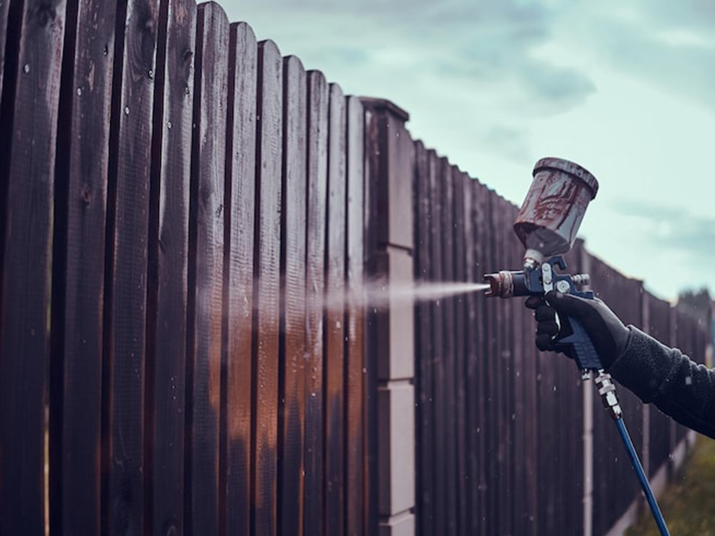 How to paint a fence with a sprayer