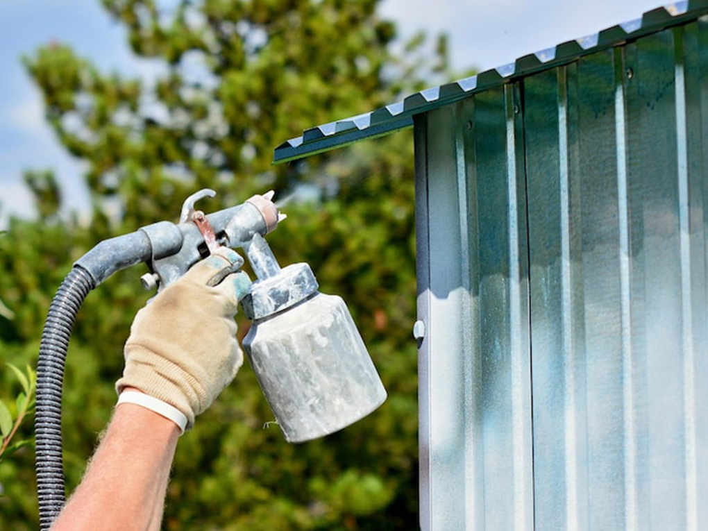 How to paint a fence with a sprayer