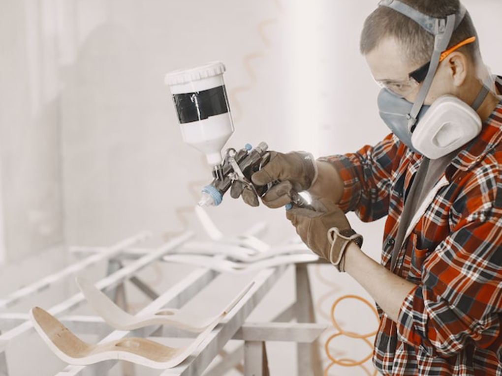 How to paint a fence with a sprayer