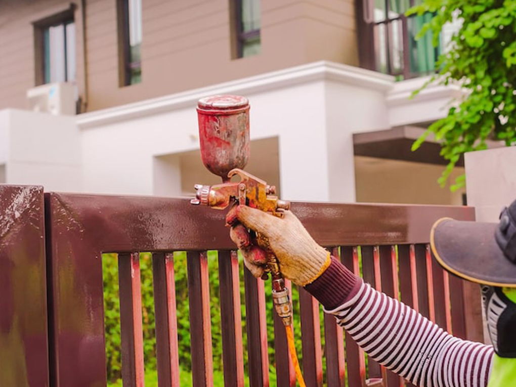 How to paint a fence with a sprayer